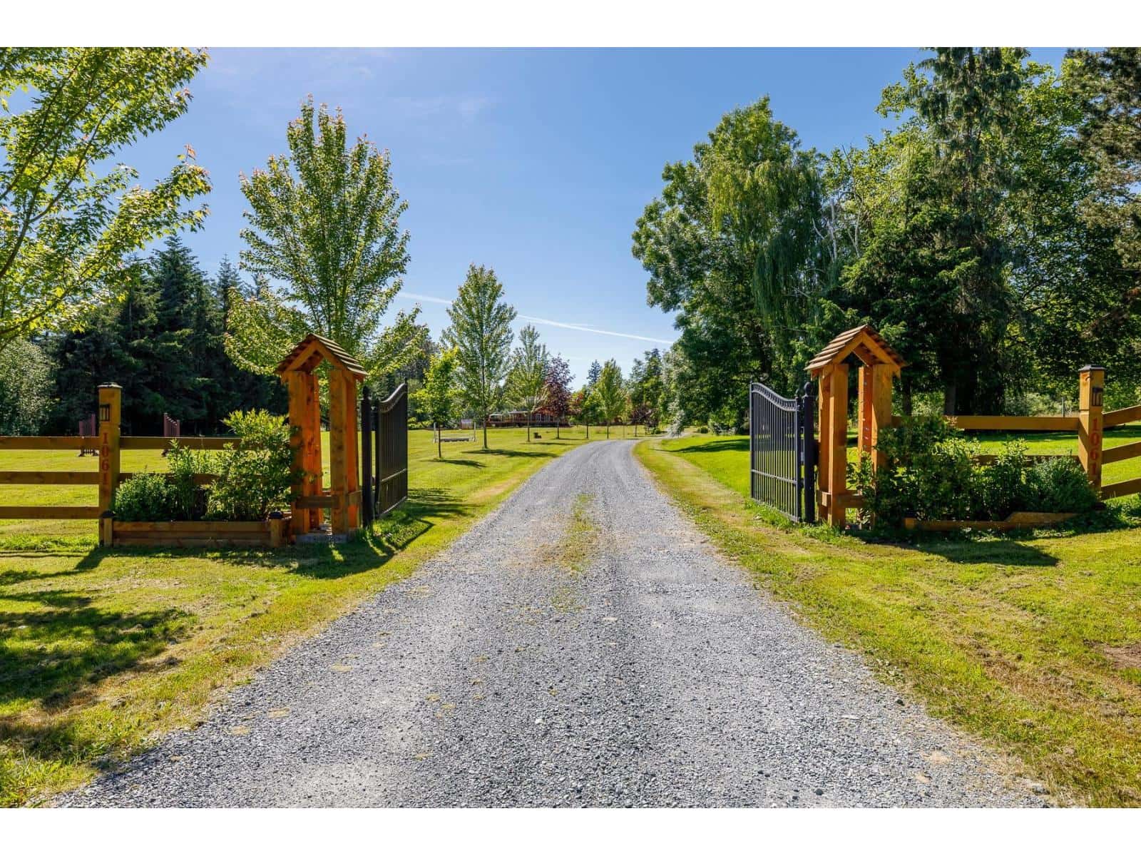 1061 216 STREET — Langley, British Columbia - Photo 4 of 40