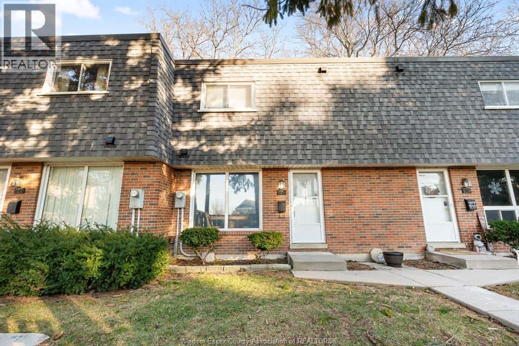 220 Victoria STREET South — Amherstburg, Ontario - Photo 2 of 39