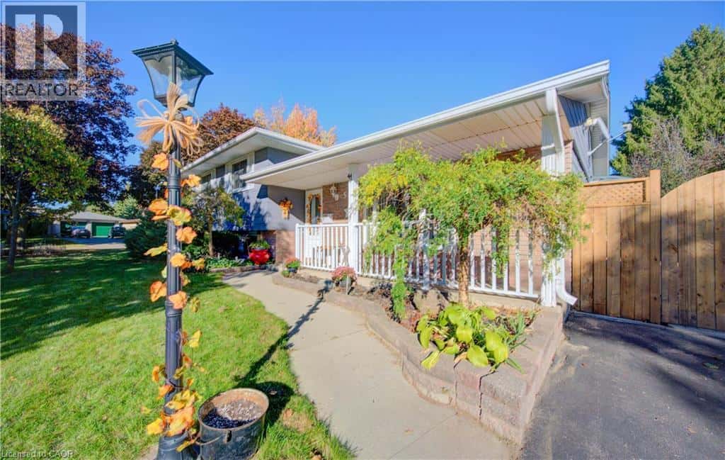 55 GRACEFIELD Crescent — Kitchener, Ontario - Photo 3 of 48