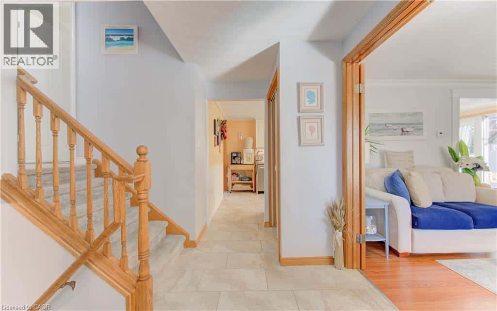 55 GRACEFIELD Crescent — Kitchener, Ontario - Photo 4 of 48