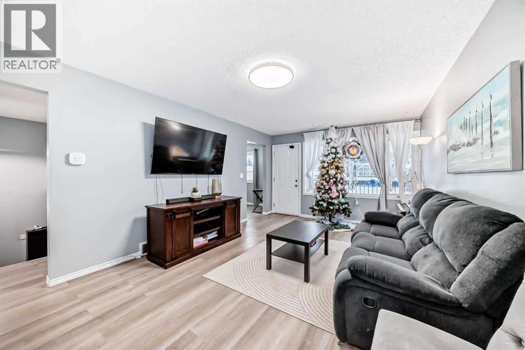 791 Penbrooke Road SE — Calgary, Alberta - Photo 3 of 50