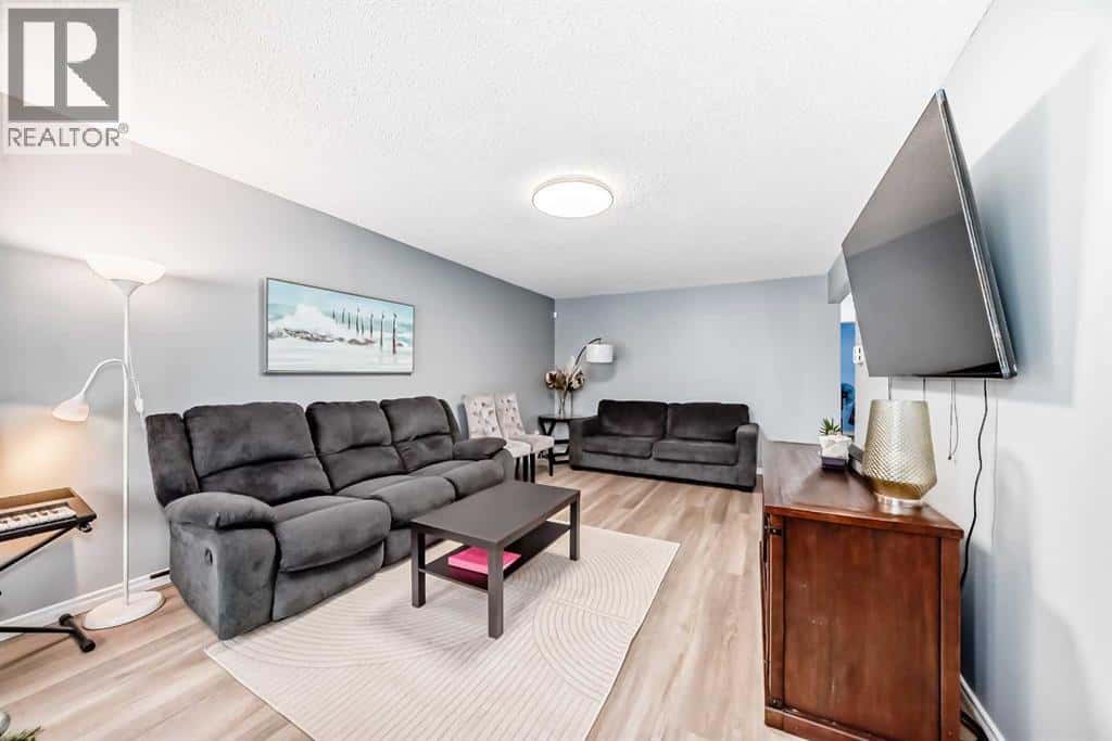 791 Penbrooke Road SE — Calgary, Alberta - Photo 4 of 50