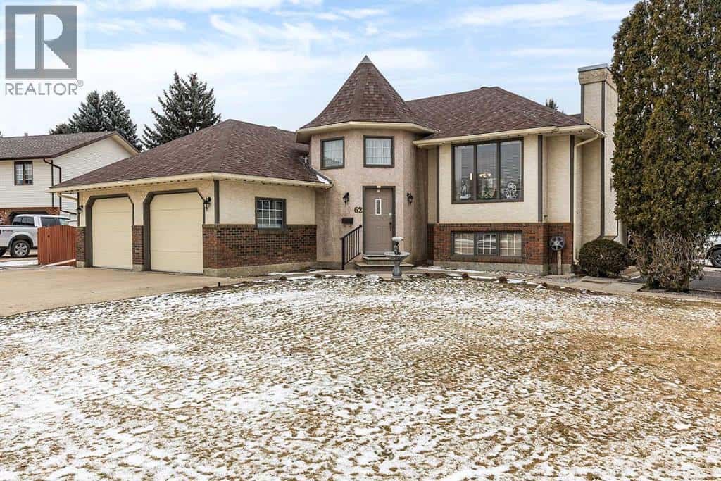 62 Upland Court SE — Medicine Hat, Alberta - Photo 2 of 50