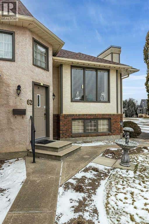 62 Upland Court SE — Medicine Hat, Alberta - Photo 3 of 50