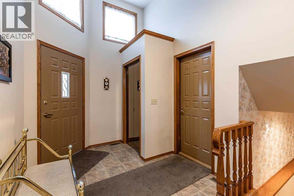 62 Upland Court SE — Medicine Hat, Alberta - Photo 5 of 50