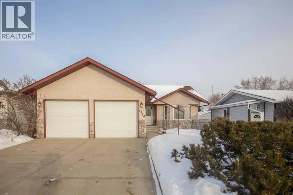 4714 55 Avenue — Lacombe, Alberta - Photo 2 of 37