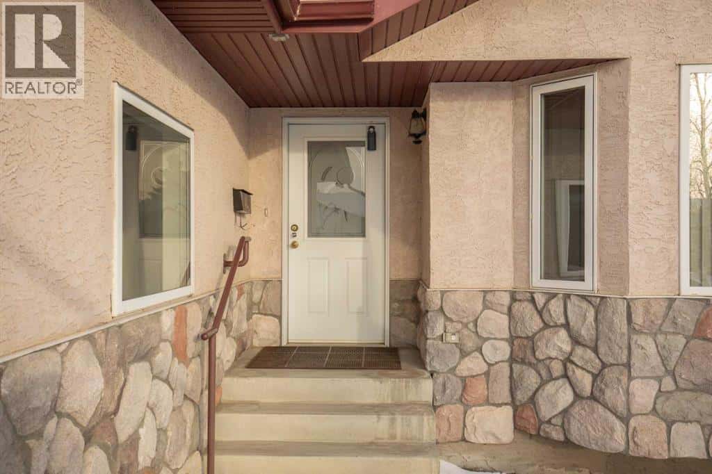 4714 55 Avenue — Lacombe, Alberta - Photo 3 of 37