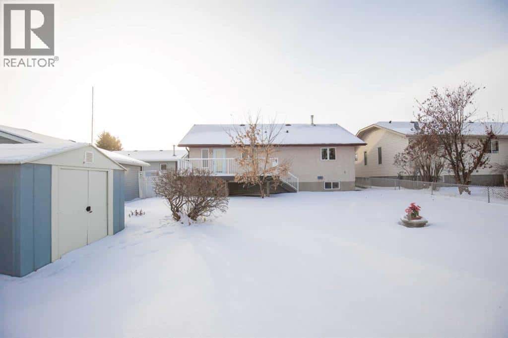 4714 55 Avenue — Lacombe, Alberta - Photo 4 of 37