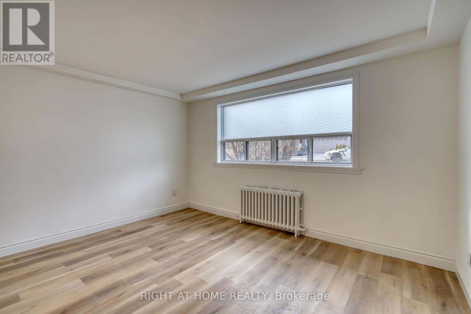 101 SIXTEENTH STREET — Toronto (New Toronto), Ontario - Photo 3 of 34