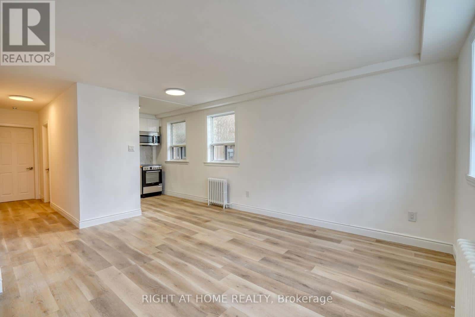 101 SIXTEENTH STREET — Toronto (New Toronto), Ontario - Photo 4 of 34