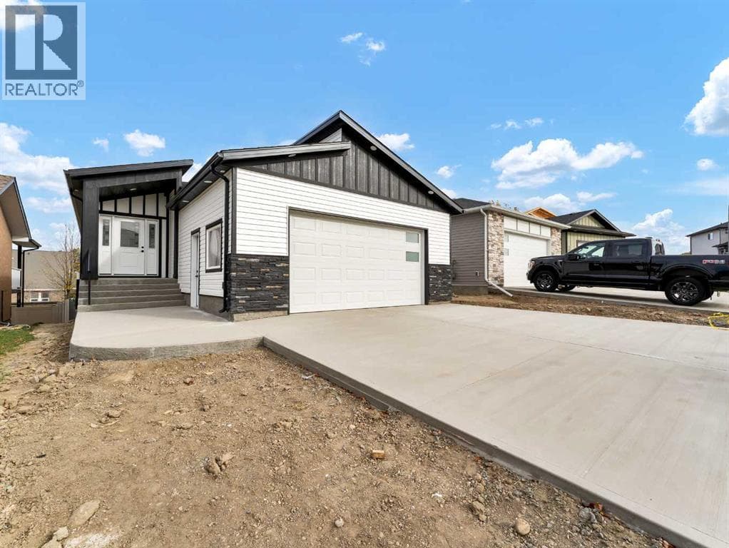 31 Sierra Road SW — Medicine Hat, Alberta - Main photo