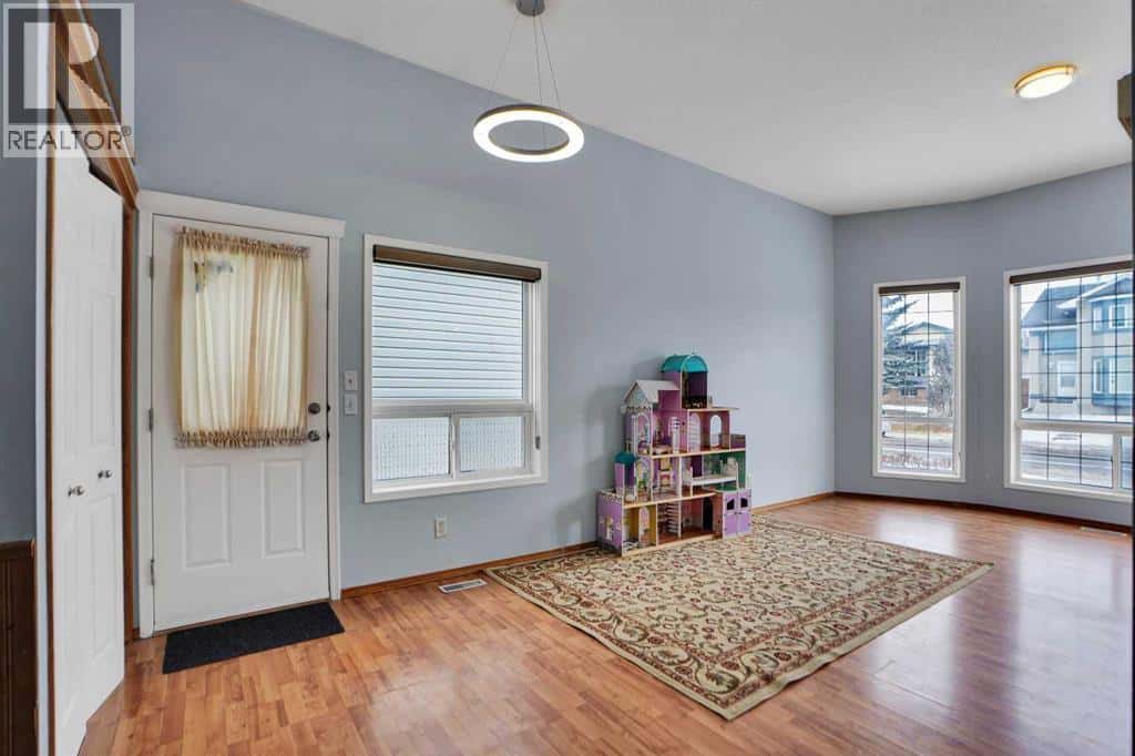 193 Martindale Drive NE — Calgary, Alberta - Photo 4 of 49