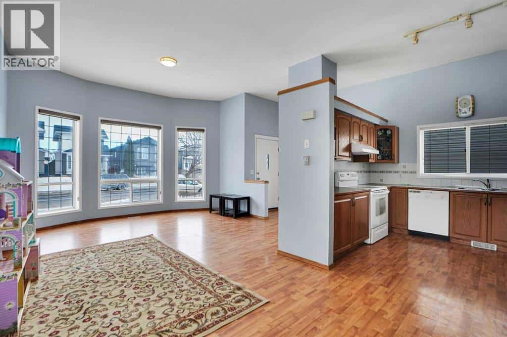 193 Martindale Drive NE — Calgary, Alberta - Photo 3 of 49