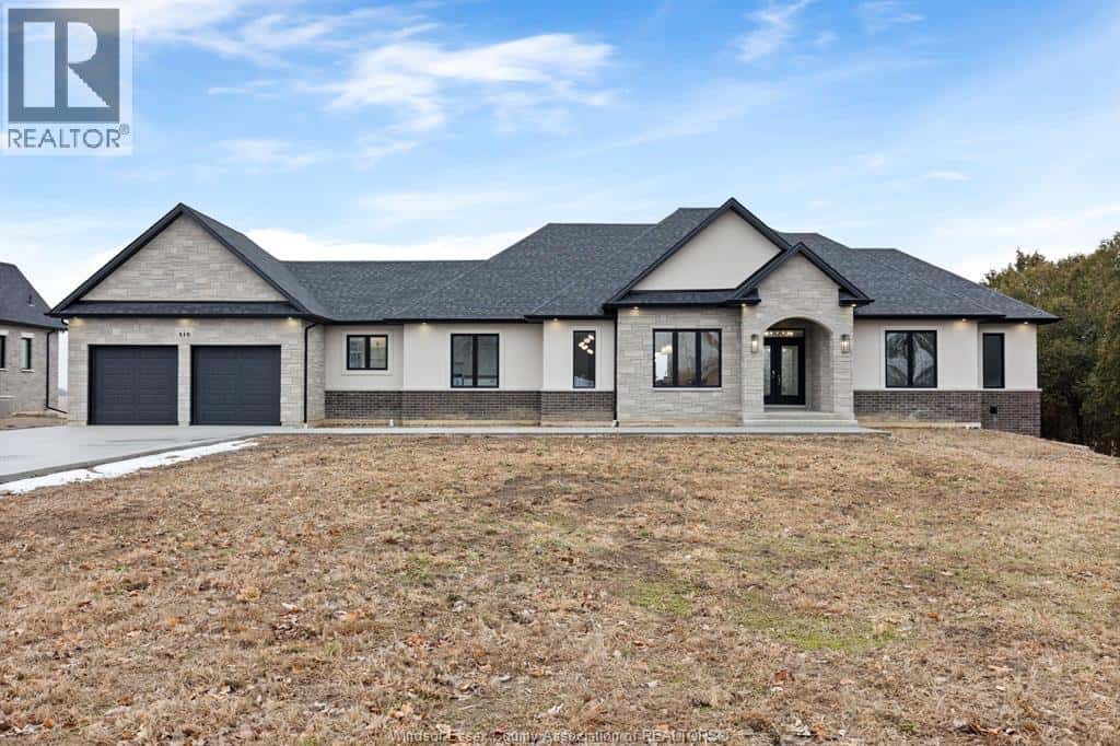 418 COUNTY RD 34 — Kingsville, Ontario - Photo 3 of 27