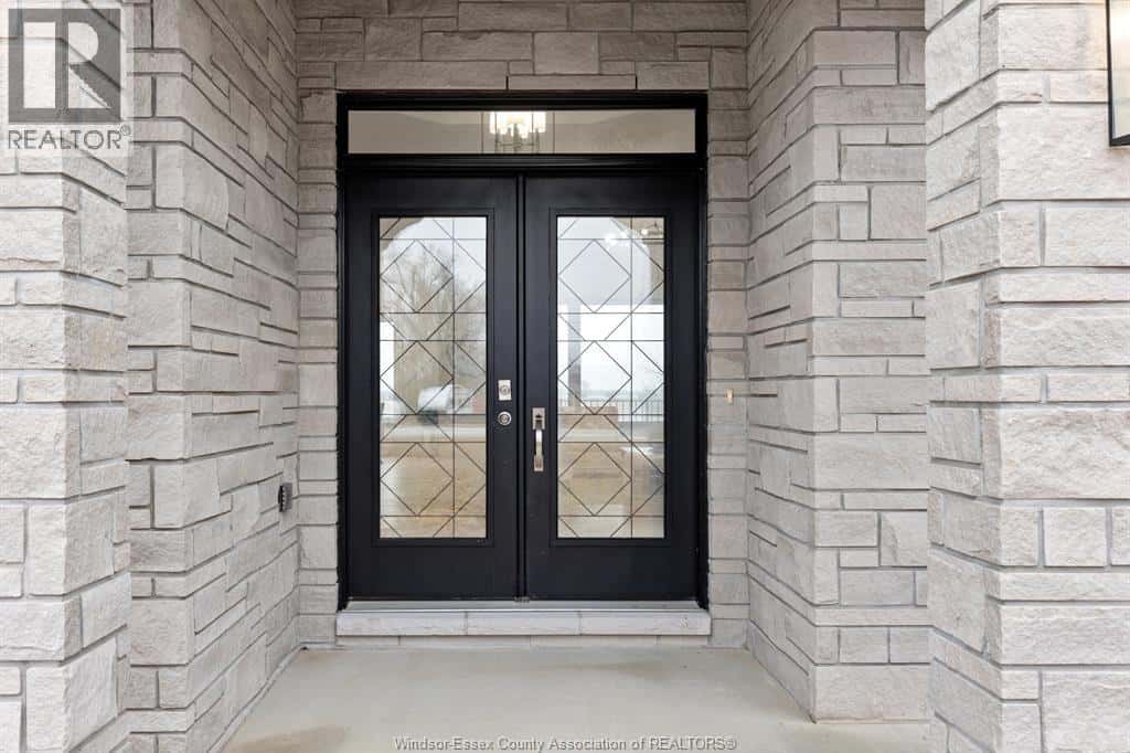 418 COUNTY RD 34 — Kingsville, Ontario - Photo 4 of 27