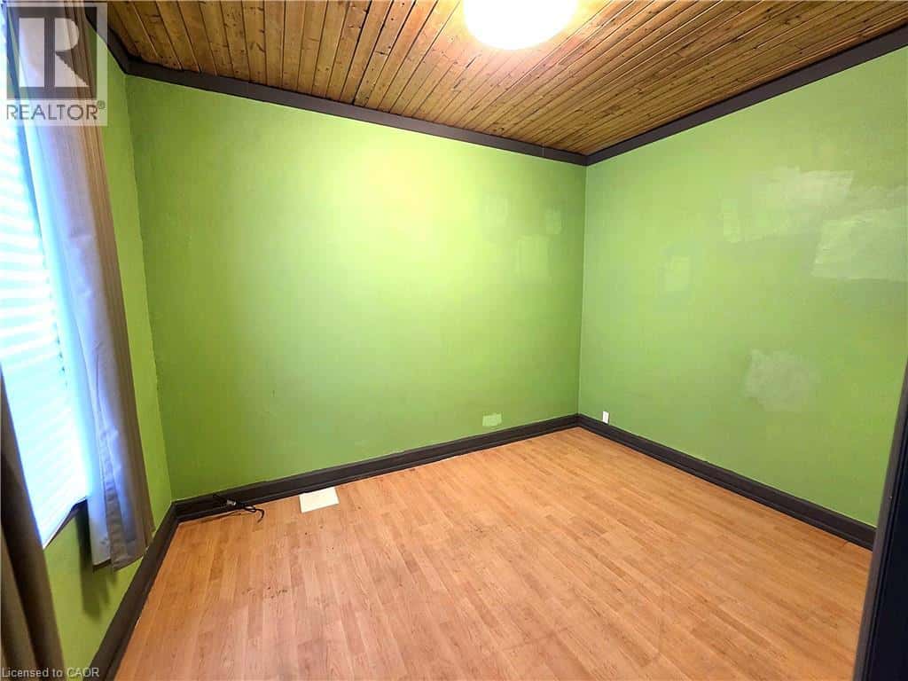 220 N EMERALD Street N — Hamilton, Ontario - Photo 4 of 20