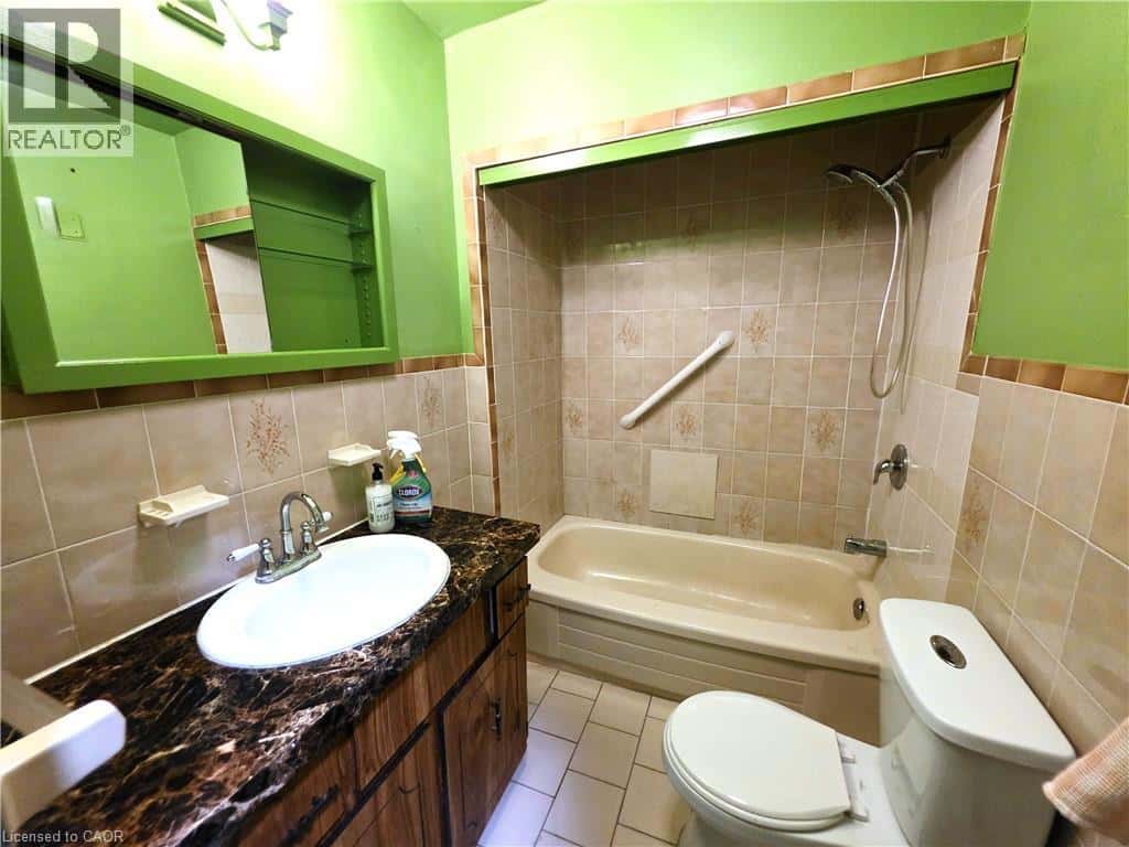 220 N EMERALD Street N — Hamilton, Ontario - Photo 5 of 20