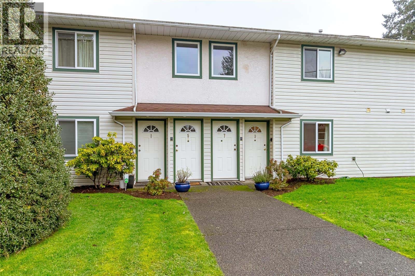 3 370 Cairnsmore St — Duncan, British Columbia - Photo 3 of 33