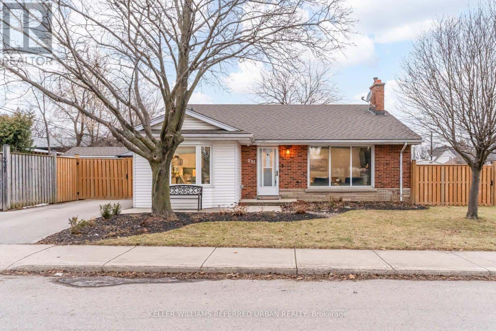 237 HOOVER CRESCENT — Hamilton (Balfour), Ontario - Photo 2 of 50