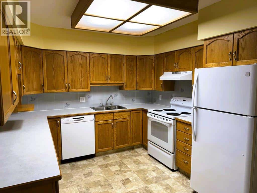 44 Dale Close — Red Deer, Alberta - Photo 5 of 15