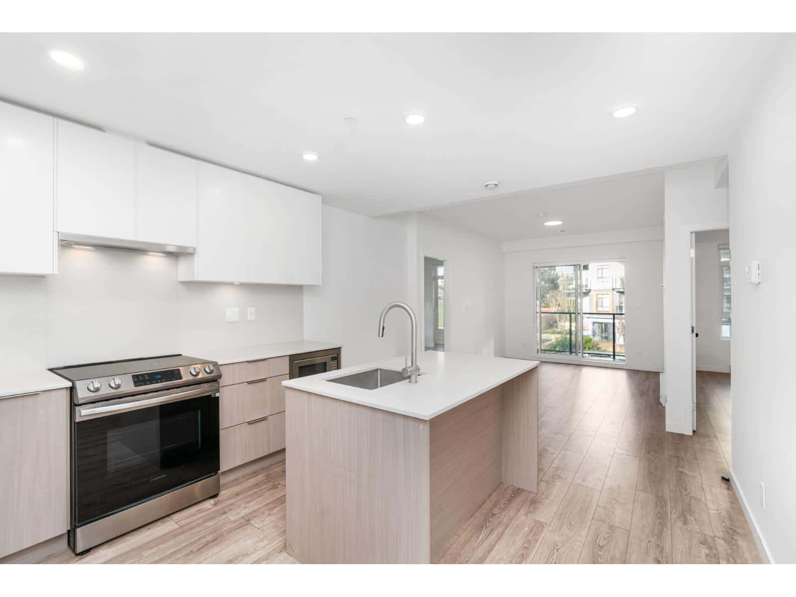 209 13969 96 AVENUE — Surrey, British Columbia - Photo 2 of 39