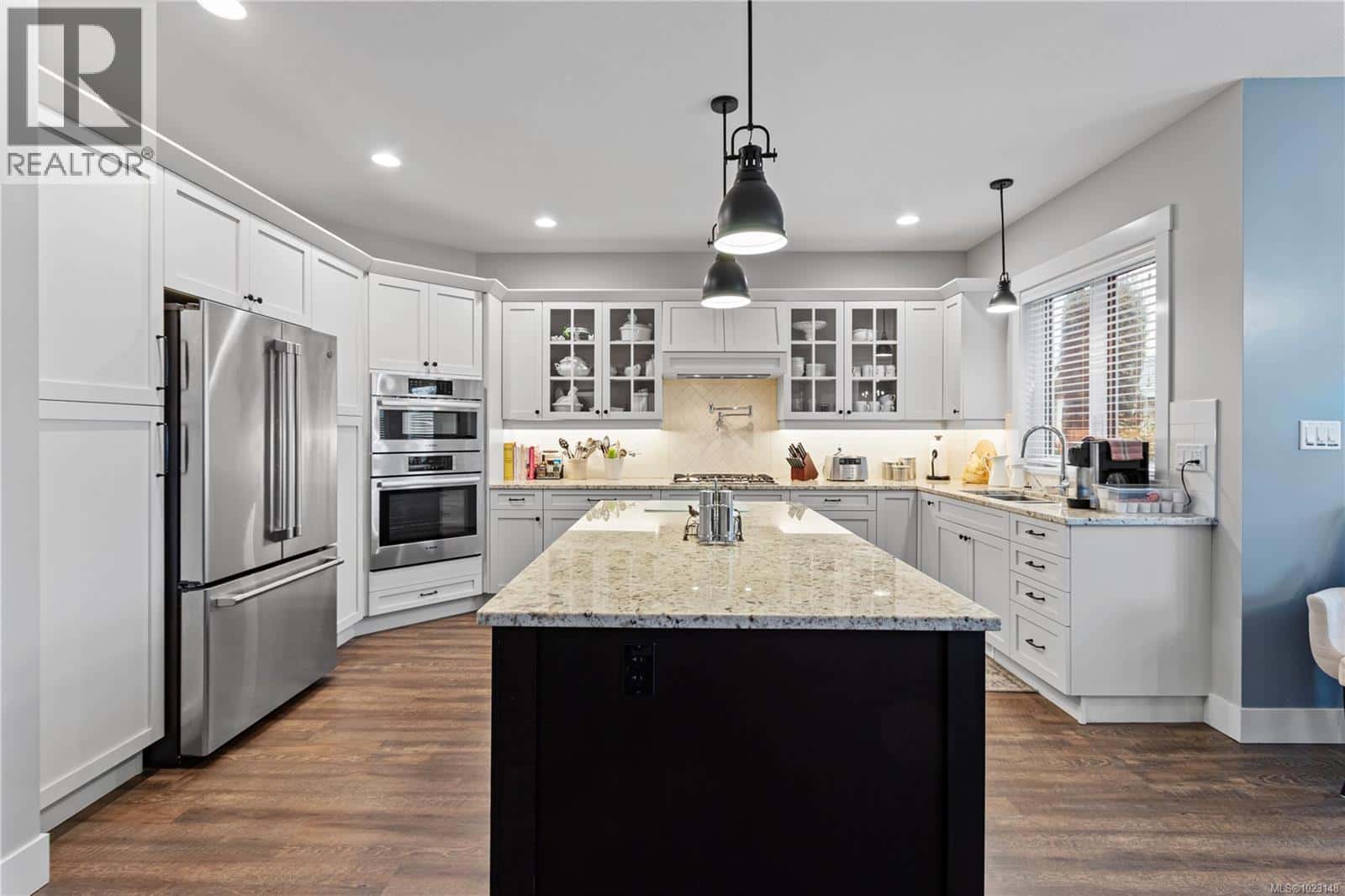 646 Alpine Dr — Parksville, British Columbia - Photo 3 of 33