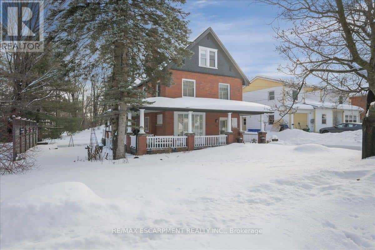 96 ONTARIO STREET — Bracebridge (Macaulay), Ontario - Photo 2 of 43