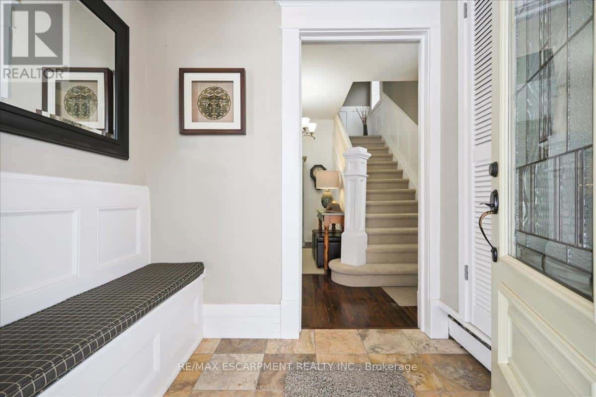 96 ONTARIO STREET — Bracebridge (Macaulay), Ontario - Photo 4 of 43