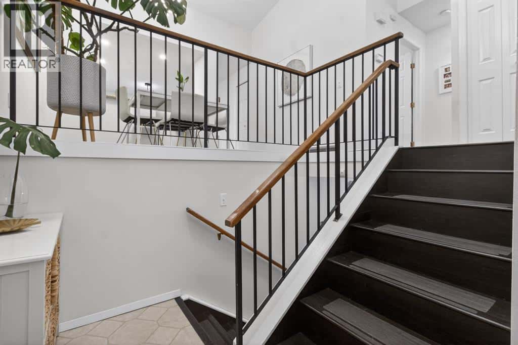 643 Strathcona Drive SW — Calgary, Alberta - Photo 3 of 41