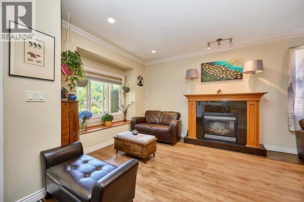 562 W KEITH ROAD — North Vancouver, British Columbia - Photo 3 of 26