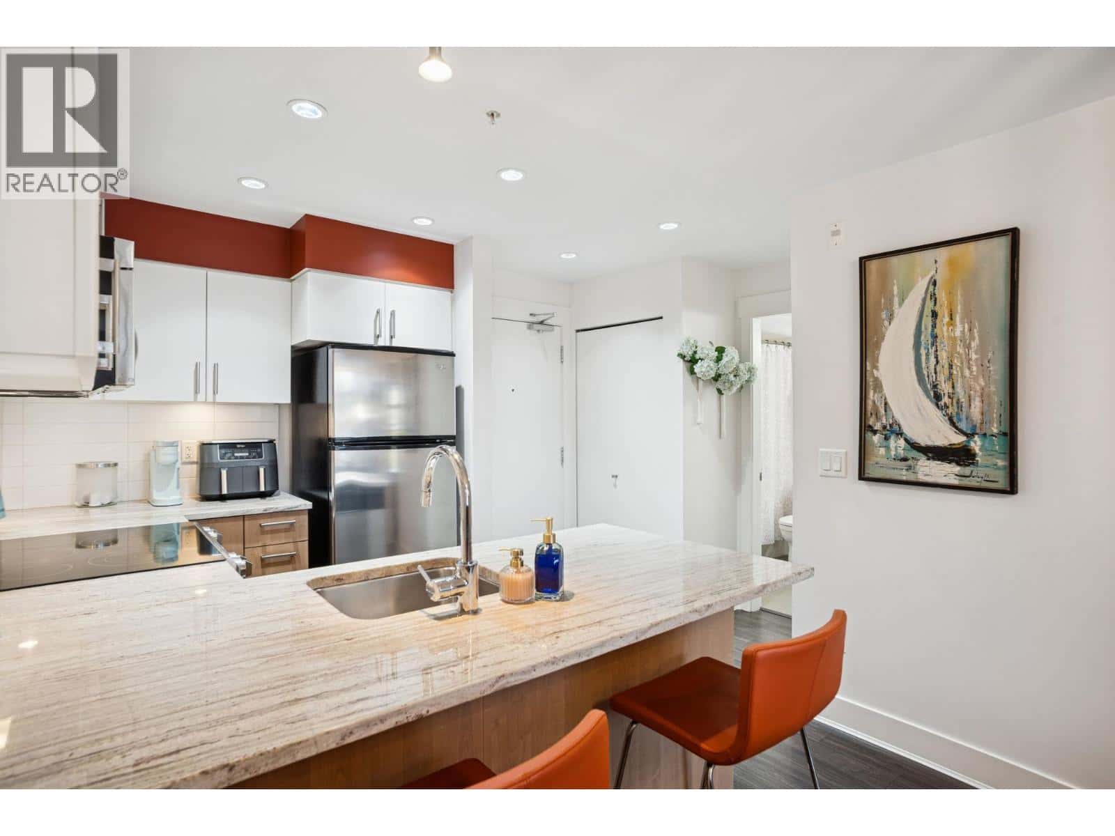 316 55 EIGHTH AVENUE — New Westminster, British Columbia - Photo 4 of 38