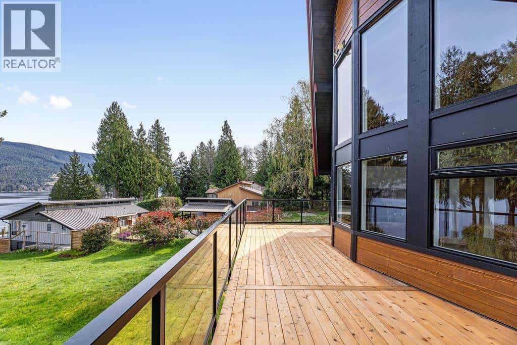 6176 SOUTH GALE AVENUE — Sechelt, British Columbia - Photo 2 of 39