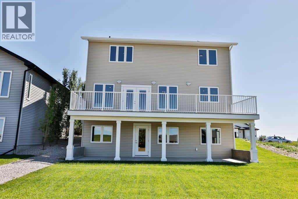 714 Fairways Drive — Vulcan, Alberta - Photo 2 of 31