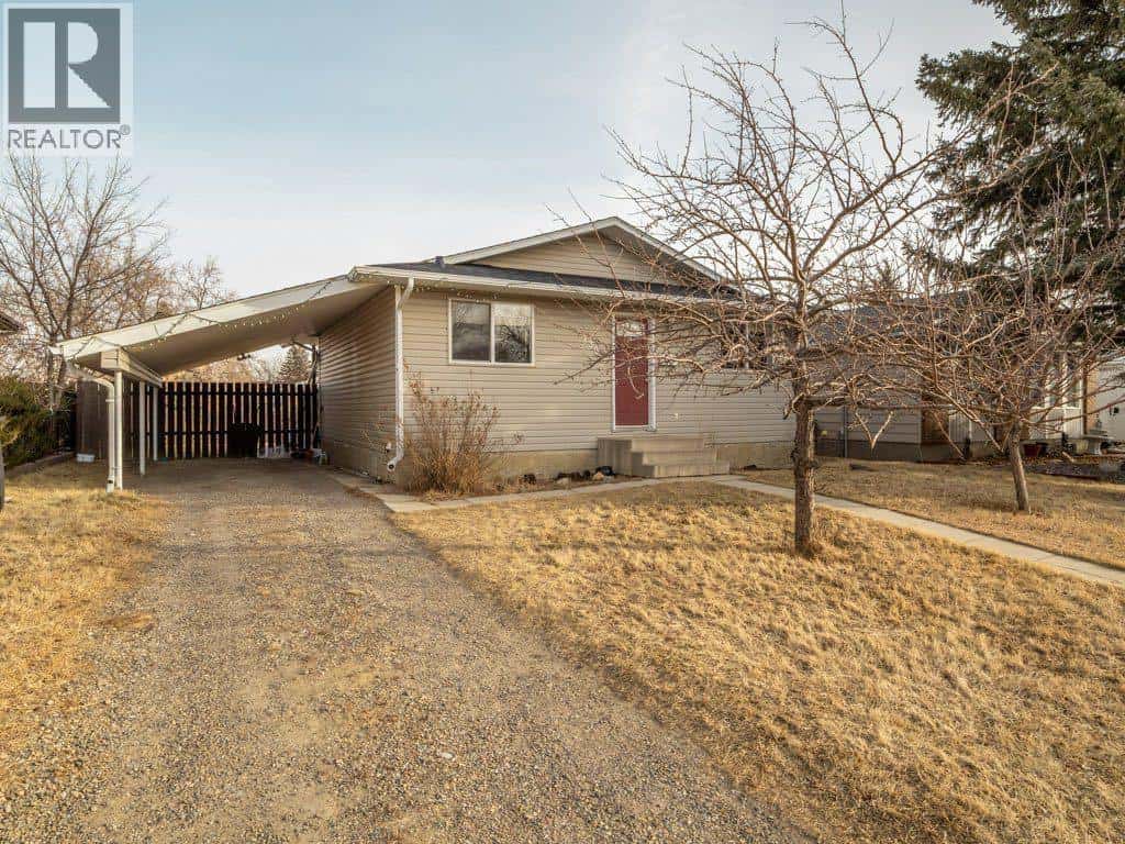 130 Pensacola Court W — Lethbridge, Alberta - Photo 3 of 48