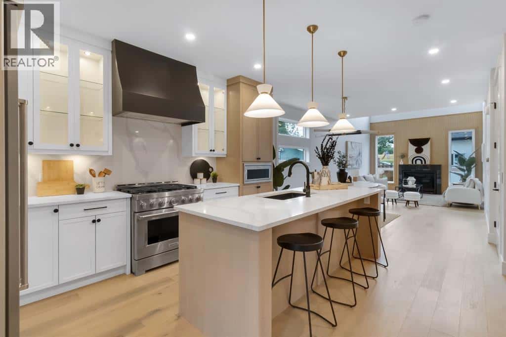 2118 Victoria Crescent NW — Calgary, Alberta - Photo 5 of 50