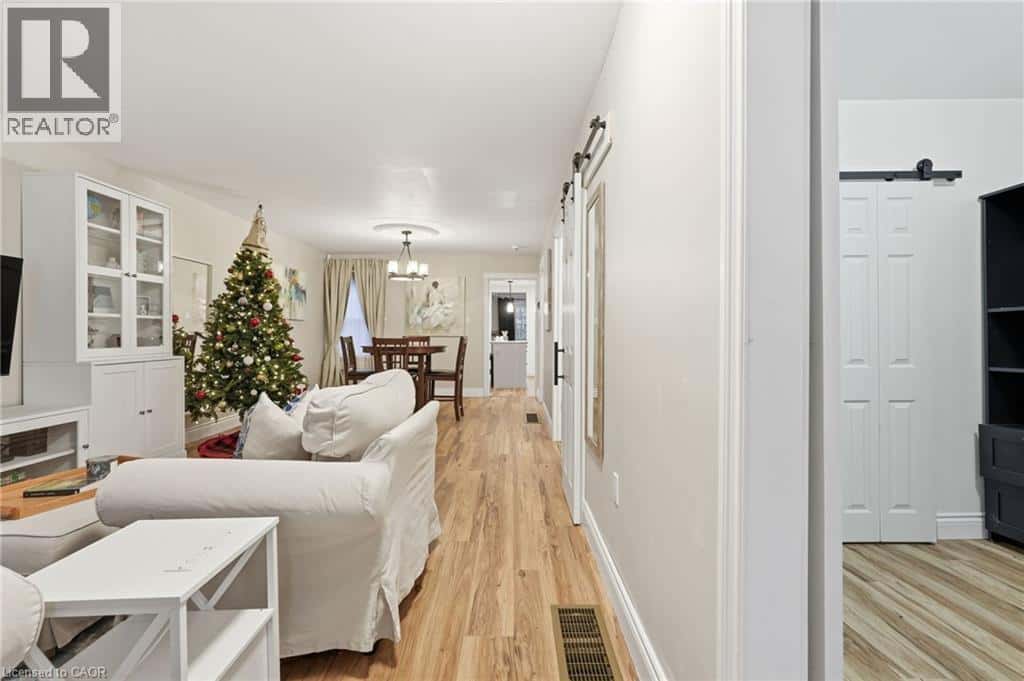 80 PROVINCE Street N — Hamilton, Ontario - Photo 3 of 23