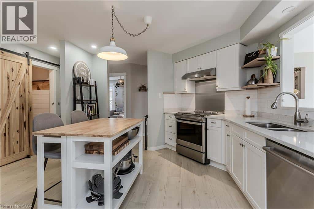 347 DELANCEY Boulevard — Hamilton, Ontario - Photo 5 of 36