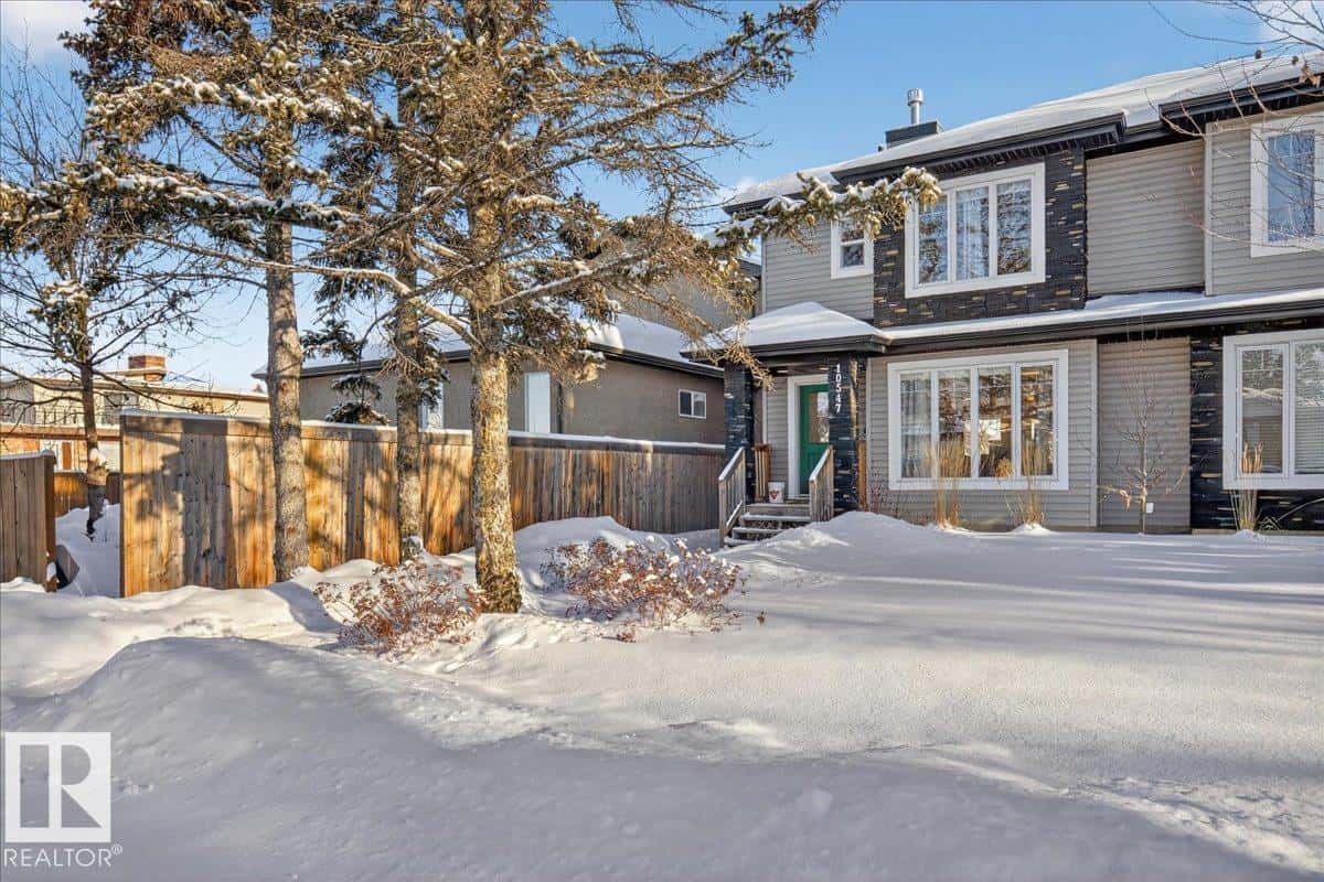 10547 151 ST NW — Edmonton, Alberta - Photo 3 of 55