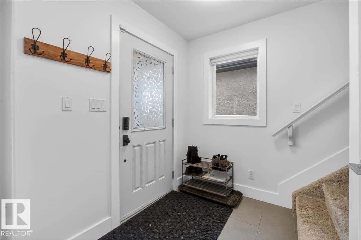 10547 151 ST NW — Edmonton, Alberta - Photo 4 of 55