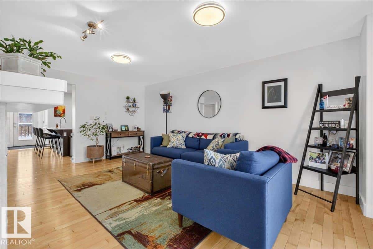 10547 151 ST NW — Edmonton, Alberta - Photo 5 of 55