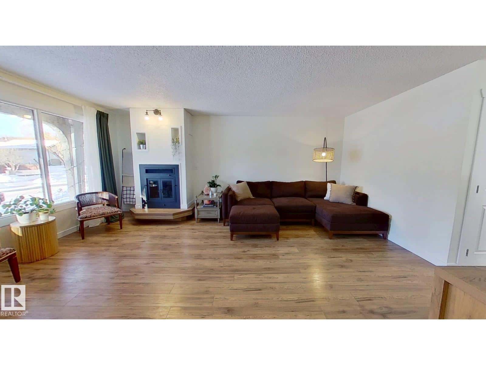 11935 57 ST NW — Edmonton, Alberta - Photo 5 of 24