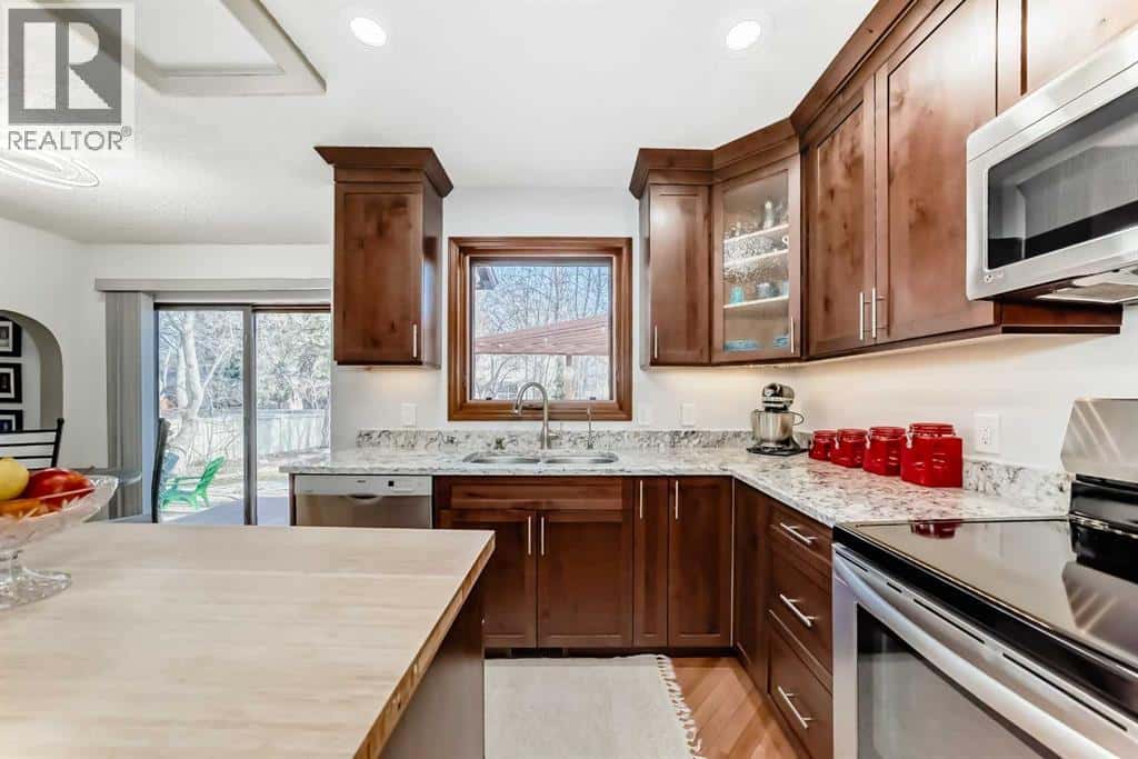 17140 Sundown Road SE — Calgary, Alberta - Photo 4 of 40