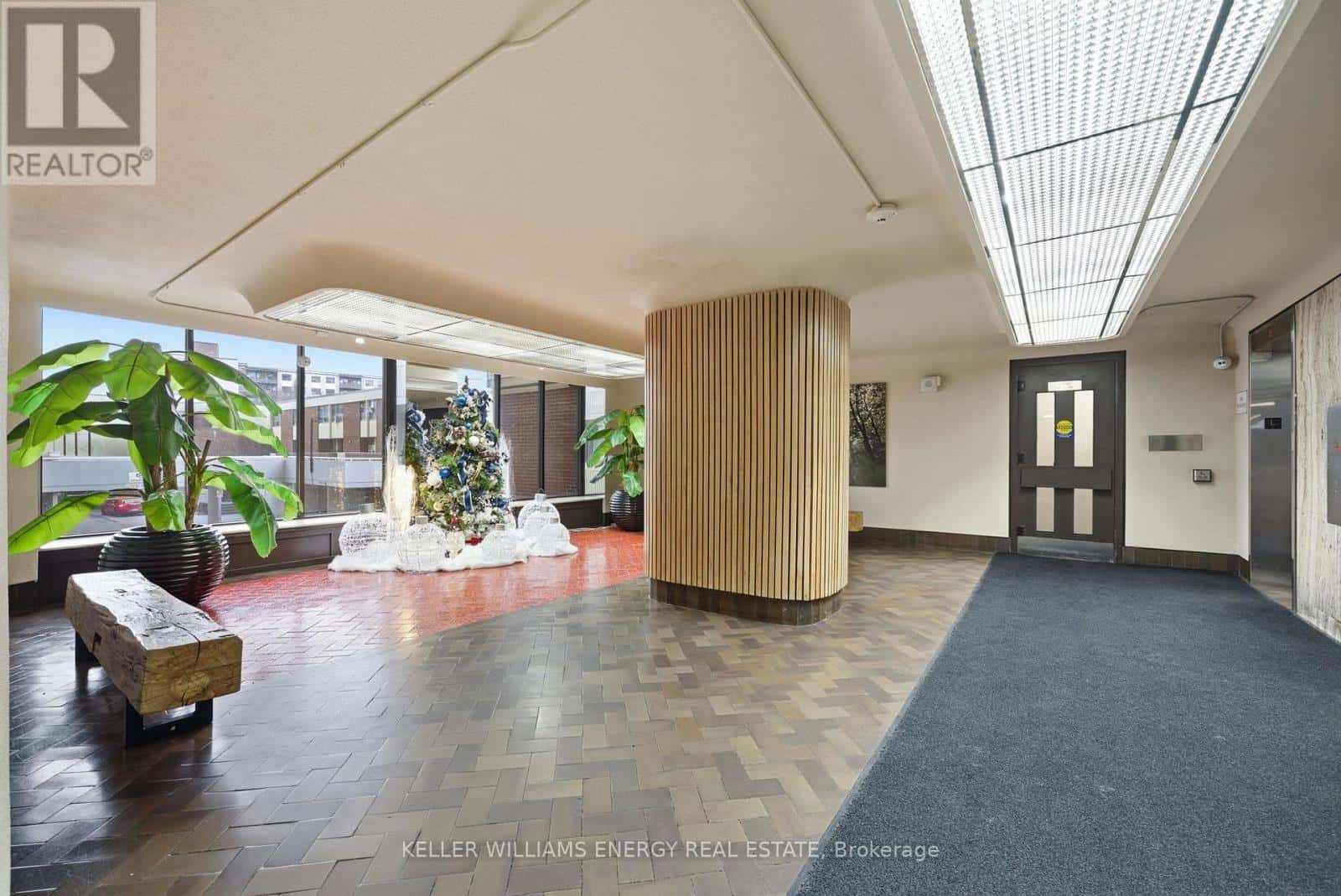 1514 - 1 MASSEY SQUARE — Toronto (Crescent Town), Ontario - Photo 3 of 38