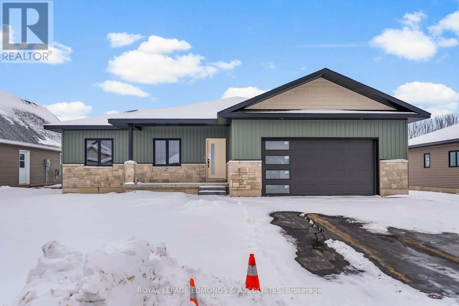 22 BAMAGILLIA STREET — Whitewater Region, Ontario - Photo 2 of 42