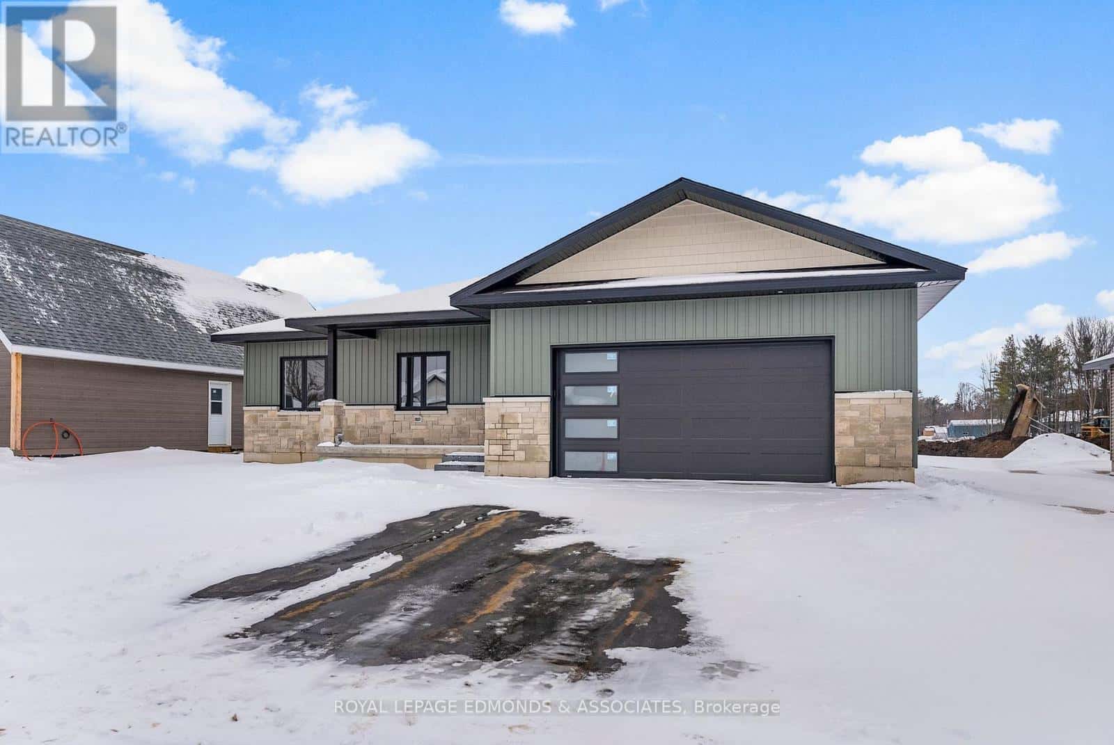 22 BAMAGILLIA STREET — Whitewater Region, Ontario - Photo 3 of 42