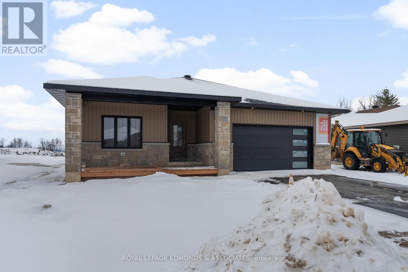 26 BAMAGILLIA STREET — Whitewater Region, Ontario - Main photo