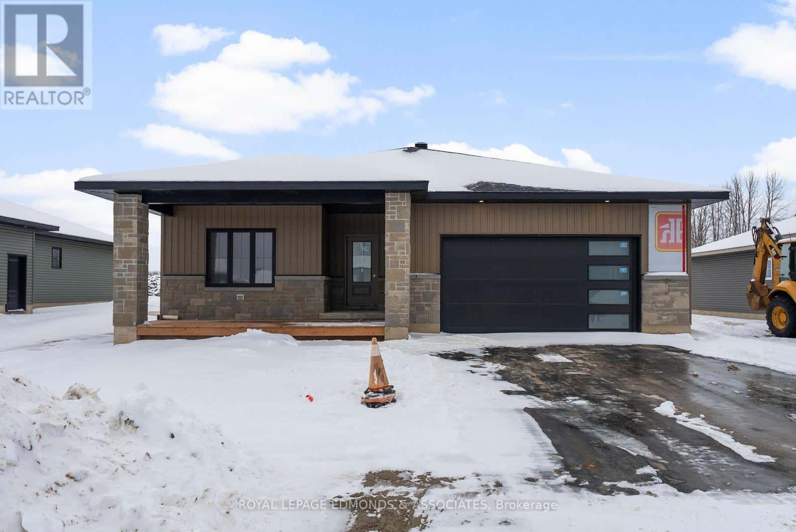 26 BAMAGILLIA STREET — Whitewater Region, Ontario - Photo 3 of 24