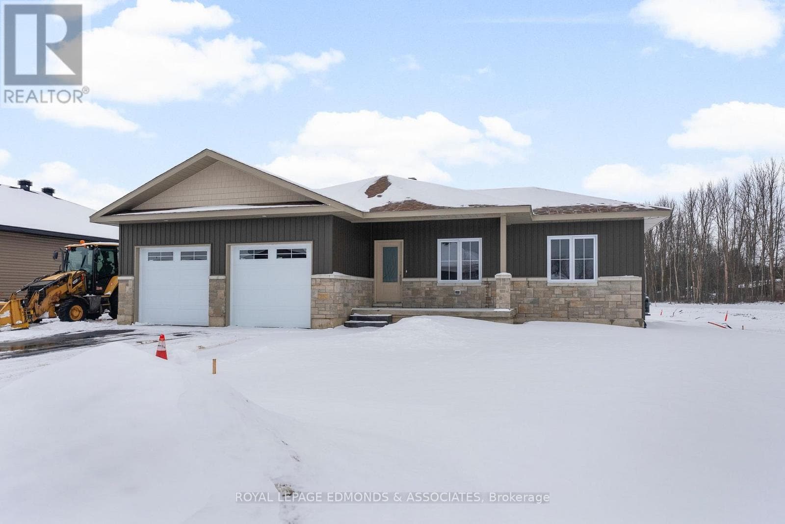 30 BAMAGILLIA STREET — Whitewater Region, Ontario - Main photo