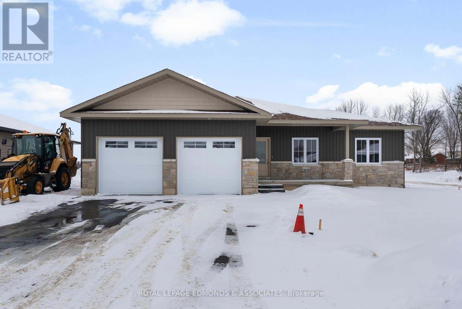 30 BAMAGILLIA STREET — Whitewater Region, Ontario - Photo 2 of 22