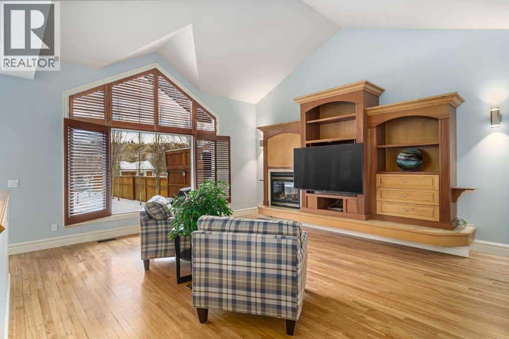 6002 Bow Crescent NW — Calgary, Alberta - Photo 4 of 46